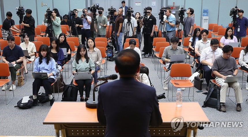 구윤철 경제부총리 후보자 발언
(서울=연합뉴스) 김도훈 기자 = 29일 서울 중구 예금보험공사 대강당에서 열린 구윤철 경제부총리 겸 기획재정부 장관 후보자 기자간담회에서 취재진이 구 후보자의 발언을 경청하고 있다. 