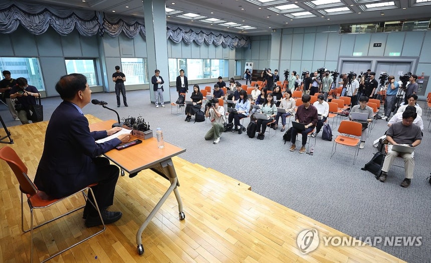 기자간담회하는 구윤철 경제부총리 후보자
(서울=연합뉴스) 김도훈 기자 = 구윤철 경제부총리 겸 기획재정부 장관 후보자가 29일 서울 중구 예금보험공사 대강당에서 열린 기자간담회에서 발언하고 있다. 2025.6.29 