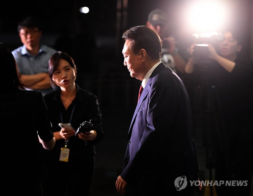 귀가하는 윤석열 전 대통령
(서울=연합뉴스) 윤동진 기자 = 피의자 신분으로 내란 특검 조사를 받은 윤석열 전 대통령이 29일 서초구 서울고검 청사를 나서고 있다. 2025.6.29 [공동취재] mon@yna.co.