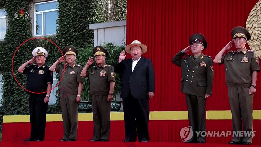 김정은 기록영화에 김명식 전 해군사령관 재등장
(서울=연합뉴스) 북한 조선중앙TV가 29일 방영한 기록영화 '위민헌신의 여정, 새로운 변혁의 2024년'에 김명식 전 해군사령관(빨간색 동그라미)의 모습이 삭제되지 않