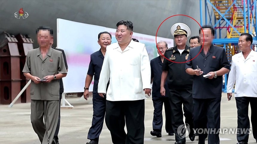 김정은 기록영화에 김명식 전 해군사령관 재등장
(서울=연합뉴스) 북한 조선중앙TV가 29일 방영한 기록영화 '위민헌신의 여정, 새로운 변혁의 2024년'에 김명식 전 해군사령관(빨간색 동그라미)의 모습이 삭제되지 않