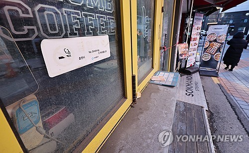 폐업한 카페 
 (서울=연합뉴스) 서대연 기자 = 소비심리가 얼어붙으며 카페 등을 운영하는 소상공인이 가장 큰 타격을 입은 것으로 나타난 가운데 17일 서울 서대문구 한 폐업 카페 난간에 먼지가 쌓여있다. 2025.