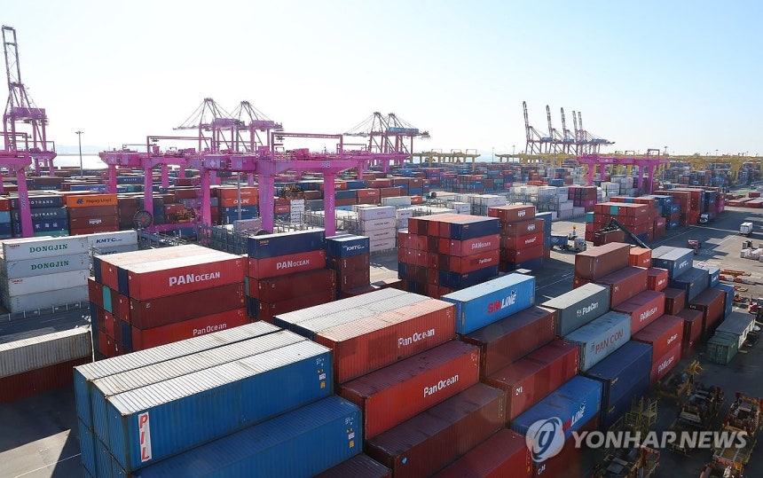 수출입 컨테이너 쌓인 인천신항
(인천=연합뉴스) 임순석 기자 = 2일 인천 연수구 인천신항 컨테이너 터미널에 수출입 컨테이너가 쌓여 있다. 2025.1.2 soonseok02@yna.co.kr