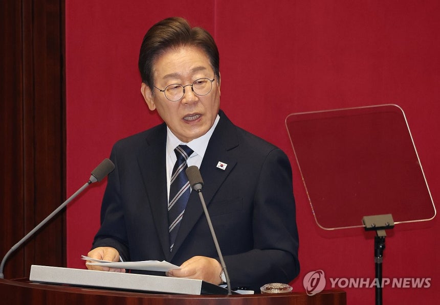 추경 시정연설 하는 이재명 대통령
(서울=연합뉴스) 한상균 기자 = 이재명 대통령이 지난 26일 국회 본회의장에서 추가경정예산 시정연설을 하고 있다. 2025.6.26 xyz@yna.co.kr