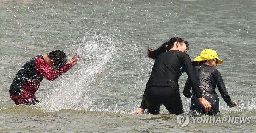폭염에 시원한 물놀이
[연합뉴스 자료사진]