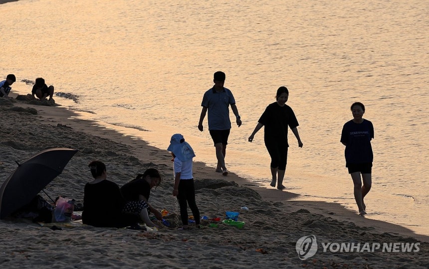 강릉의 잠 못 드는 밤
(강릉=연합뉴스) 유형재 기자 = 29일 강원 강릉지역에 열대야가 예고된 가운데 시민들이 안목해변에서 바닷물에 발을 담그거나 바닷바람을 맞으며 무더위를 식히고 있다.
    이날 오후 8시 강