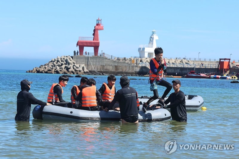 해경 특공대에 실전 <b>생존수영</b> 배우는 <b>제주</b> 초등생들