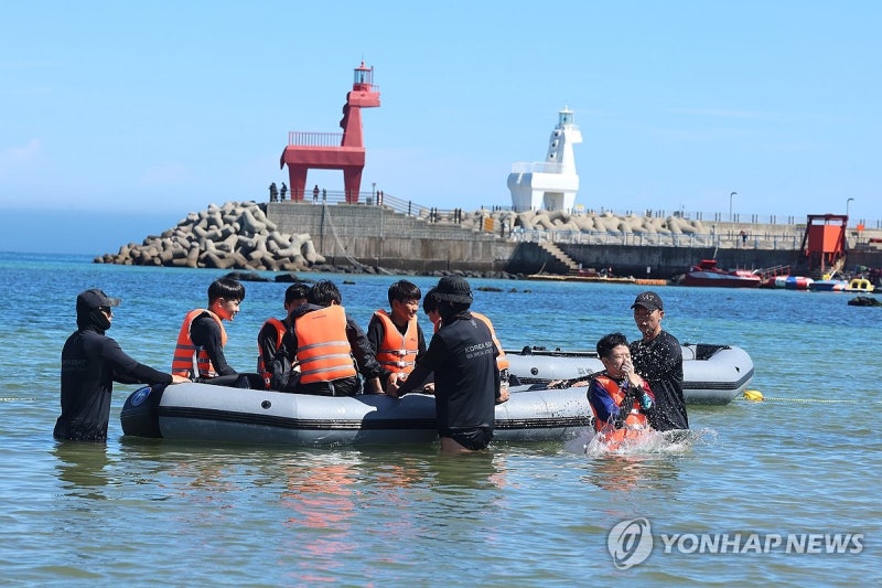 해경특공대원과 함께하는 <b>바다 생존수영</b> 교육