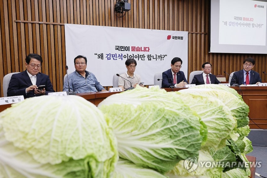 김민석 국무총리 후보자 국민청문회
(서울=연합뉴스) 박동주 기자 = 국민의힘 송언석 원내대표(오른쪽 세번째)가 30일 국회에서 열린 김민석 국무총리 후보자 국민청문회에 참석해 발언을 들으며 생각에 잠겨있다. 2025