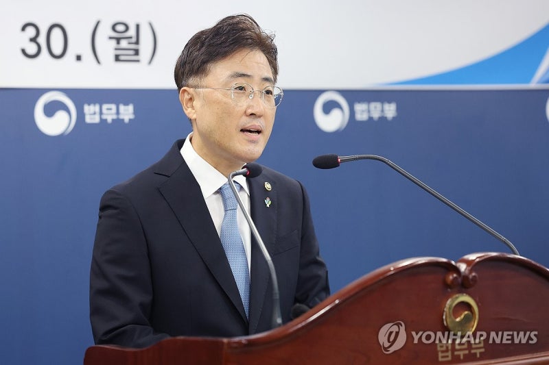 <b>이진수 법무차관</b> 취임…"<b>검찰</b> 과오 성찰하고 새롭게 변해야"