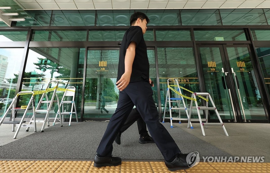 윤 전 대통령 출석 앞둔 서울고검 (서울=연합뉴스) 이진욱 기자 =  '12·3 비상계엄' 관련 내란·외환 사건을 수사하는 조은석 특별검사팀이 윤석열 전 대통령에게 오는 7월 1일 오전 9시까지 재출석하라고 통보한