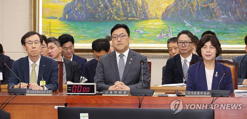 국회 정무위 참석한 김병환 금융위원장과 강정애 국가보훈부 장관
(서울=연합뉴스) 김주형 기자 = 30일 국회에서 열린 정무위원회 전체회의에 참석한 정정훈 한국자산관리공사 사장(왼쪽부터), 김병환 금융위원장, 강정애 