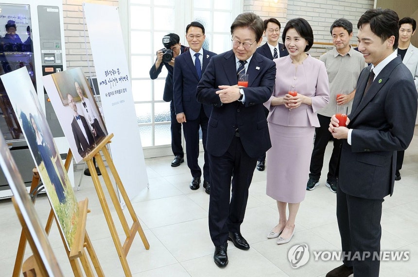 이재명 대통령 부부, 문화예술계 수상자 간담회 참석자와 환담
(서울=연합뉴스) 홍해인 기자 = 이재명 대통령과 김혜경 여사가 30일 서울 용산 대통령실 파인그라스에서 열린 문화예술계 수상자 간담회에서 토니상 6관왕을