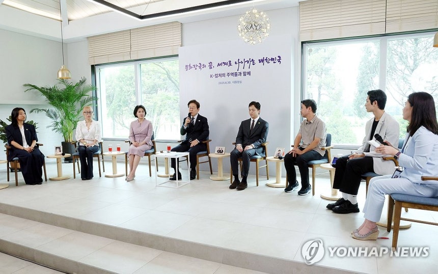 이재명 대통령 부부, 문화예술계 수상자와 간담회
(서울=연합뉴스) 홍해인 기자 = 이재명 대통령과 김혜경 여사가 30일 서울 용산 대통령실 파인그라스에서 문화예술계 수상자들과 간담회를 하고 있다. 
    왼쪽부터 