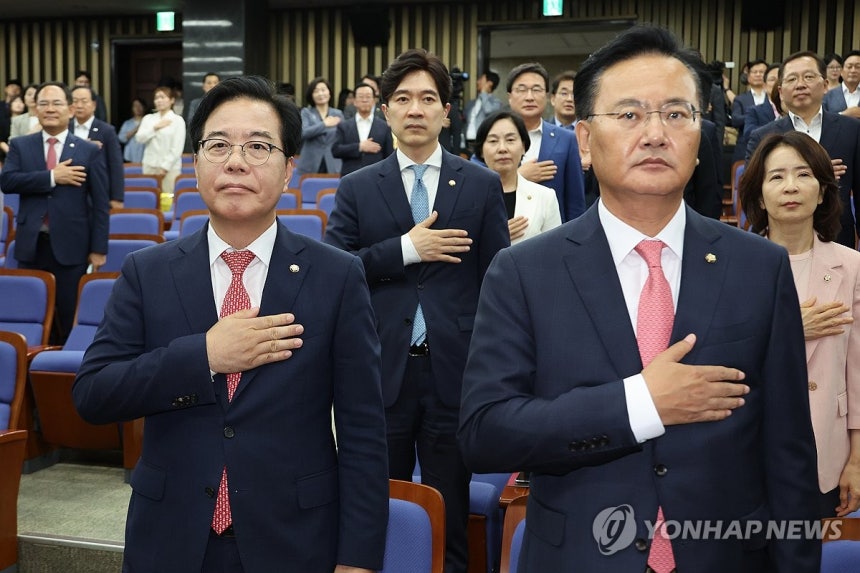 국기에 경례하는 송언석 원내대표
(서울=연합뉴스) 김주성 기자 = 국민의힘 송언석 원내대표가 30일 서울 여의도 국회에서 열린 의원총회에서 국기에 경례하고 있다. 2025.6.30 utzza@yna.co.kr