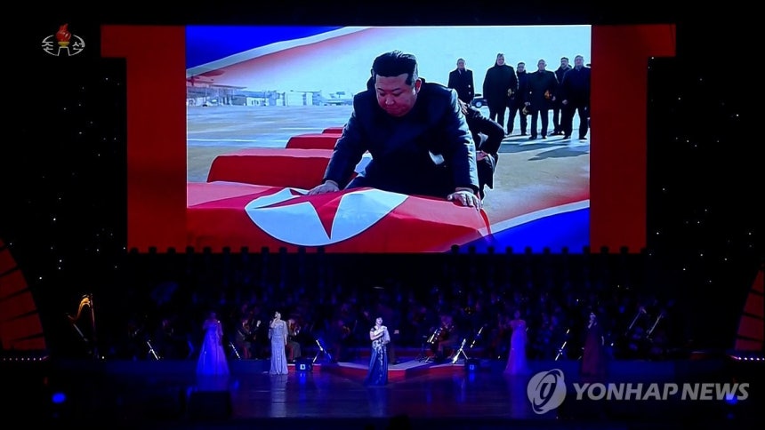 북한 TV, 북한군 전사자 유해 송환 장면 공개
(서울=연합뉴스) 북한 조선중앙TV가 지난 29일 동평양대극장에서 방북 중인 올가 류비모바 러시아 문화부 장관이 참석한 가운데 열린 예술인 공연 중 무대 배경화면에 김