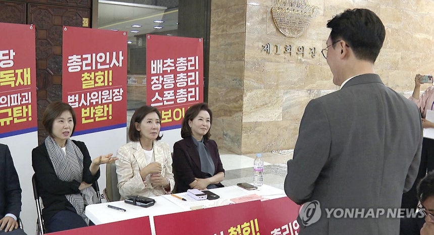 나경원 의원 만난 김민석 국무총리 후보자
(서울=연합뉴스) 김민석 국무총리 후보자가 30일 서울 여의도 국회 로텐더홀에서 총리 지명 철회 등을 촉구하며 나흘째 국회 본청에서 농성 중인 국민의힘 나경원 의원을 만나 대