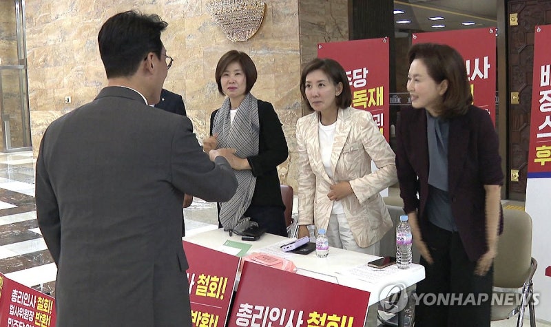 '<b>총리 지명철회</b>' 나경원 농성장 찾은 <b>김민석</b>…자료제출 '설전'
