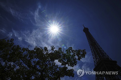 뜨거운 태양 아래의 에펠탑
[AP 연합뉴스 자료사진. 재판매 및 DB 금지]
