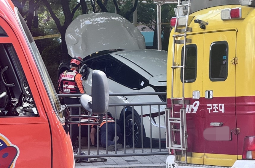 서울 상암동 도로서 SUV가 인도 돌진…차량 깔린 남성 심정지
[독자 제공. 재판매 및 DB 금지]