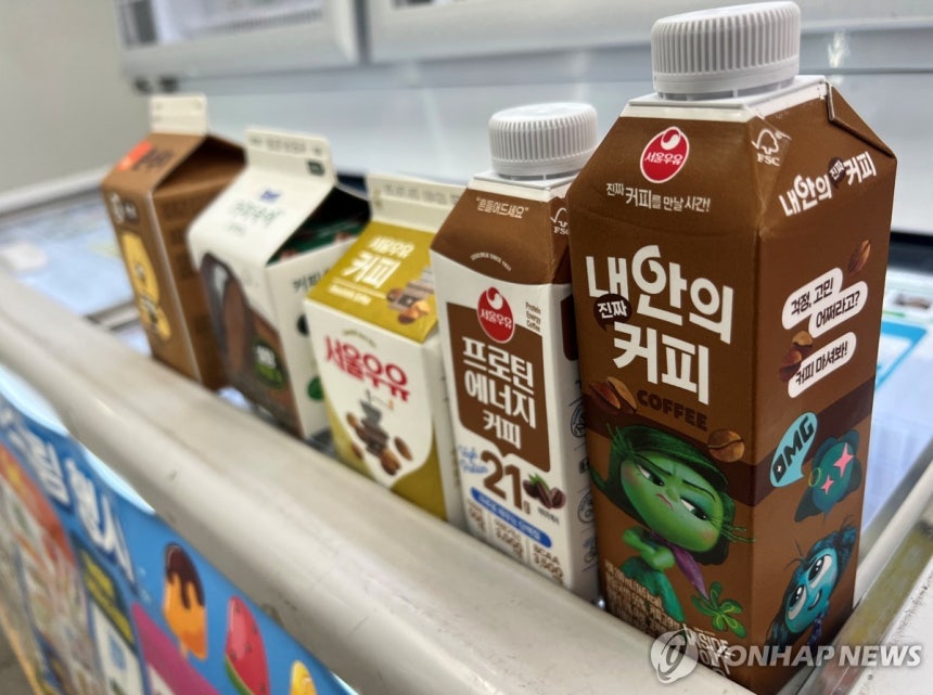편의점 커피우유도 고카페인 음료
(서울=연합뉴스) 이승연 기자 = 지난달 27일 서울 영등포구의 한 편의점에 진열된 5종의 커피우유. 이 중 한 커피우유에는 몸무게 60㎏ 청소년 기준 하루 권장 카페인 섭취량(150