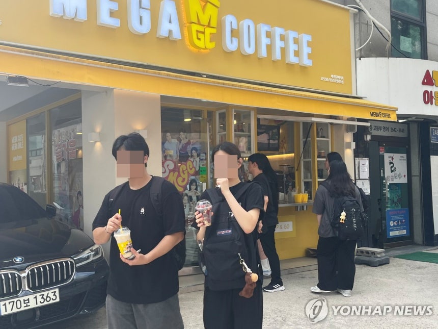 "커피 수혈 중"
(서울=연합뉴스) 최혜정 인턴기자 = 지난달 30일 서울 양천구 목동 학원가에서 학생들이 커피를 구매한 뒤 걸어가고 있다. 2025.7.1 