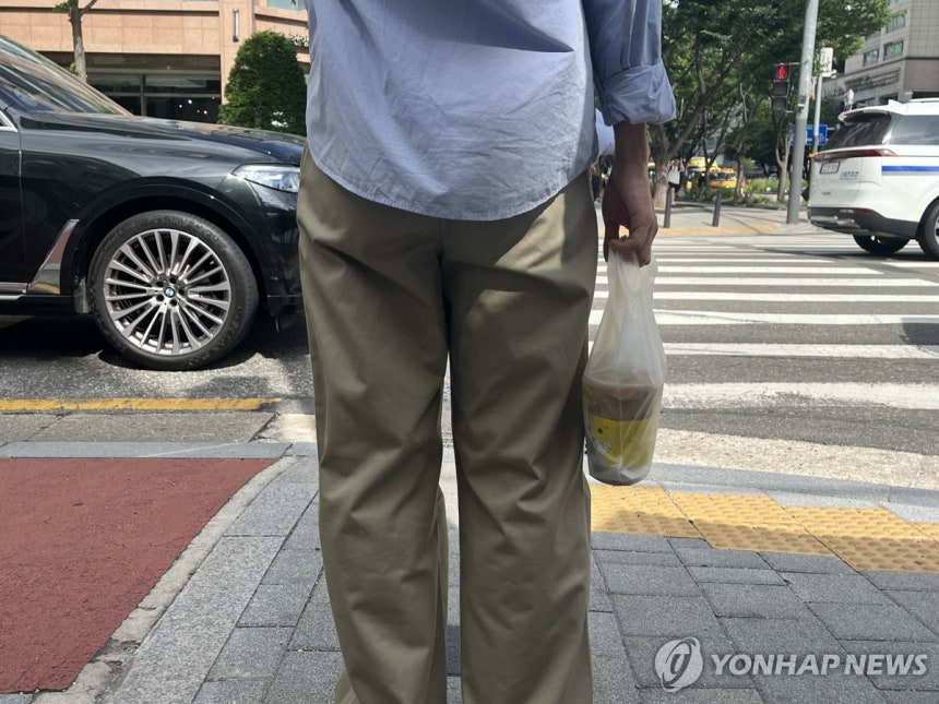청소년 커피 중독 '빨간불'
(서울=연합뉴스) 최혜정 인턴기자 = 지난달 30일 서울 양천구 목동 학원가에서 한 학생이 커피를 구매한 뒤 횡단보도 앞에서 신호를 기다리고 있다. 2025.7.1