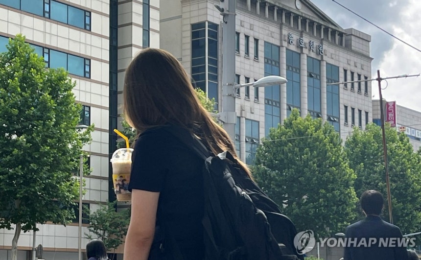커피를 든 학생
(서울=연합뉴스) 최혜정 인턴기자 = 지난달 30일 서울 양천구 목동 한 입시학원 앞 횡단보도 앞에서 커피를 든 학생이 신호를 기다리고 있다. 2025.7.1