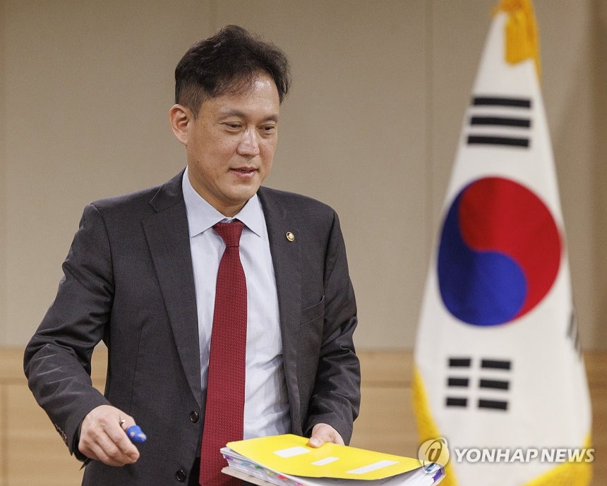 방송통신위원회 전체 회의 입장하는 김태규 방통위 부위원장
(과천=연합뉴스) 황광모 기자 = 김태규 방송통신위원회 부위원장이 26일 정부과천청사에서 열린 방통위 제7차 전체 회의에 입장하고 있다. 2025.3.26 h