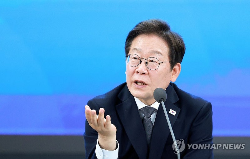 李<b>대통령</b> '<b>법카</b> 의혹' <b>재판</b>도 <b>연기</b>…"국정운영 계속성 보장"(종합)
