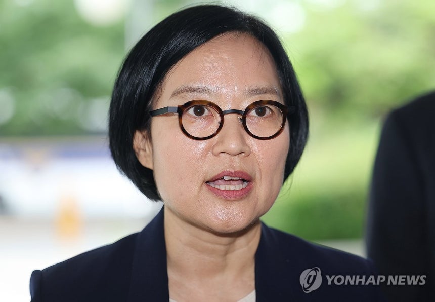 답변하는 한성숙 중기부장관 후보자
(서울=연합뉴스) 김성민 기자 = 한성숙 중소벤처기업부 장관 후보자가 26일 서울 영등포구 중소기업기술정보진흥원 수도권평가실에 마련된 인사청문회 준비 사무실로 출근하며 취재진 질문에