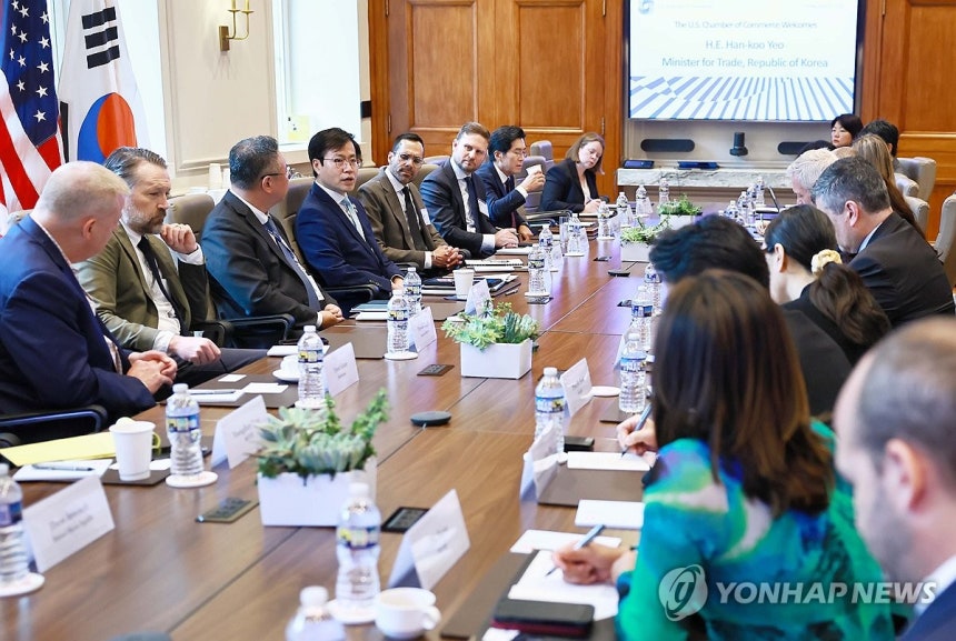 미국 상공회의소 라운드테이블
(서울=연합뉴스) 여한구 산업통상자원부 통상교섭본부장이 27일(현지시간) 미국 워싱턴 D.C. 미국상공회의소 회의실에서 열린 '미국 상공회의소 라운드테이블'에서 발언하고 있다. 2025.