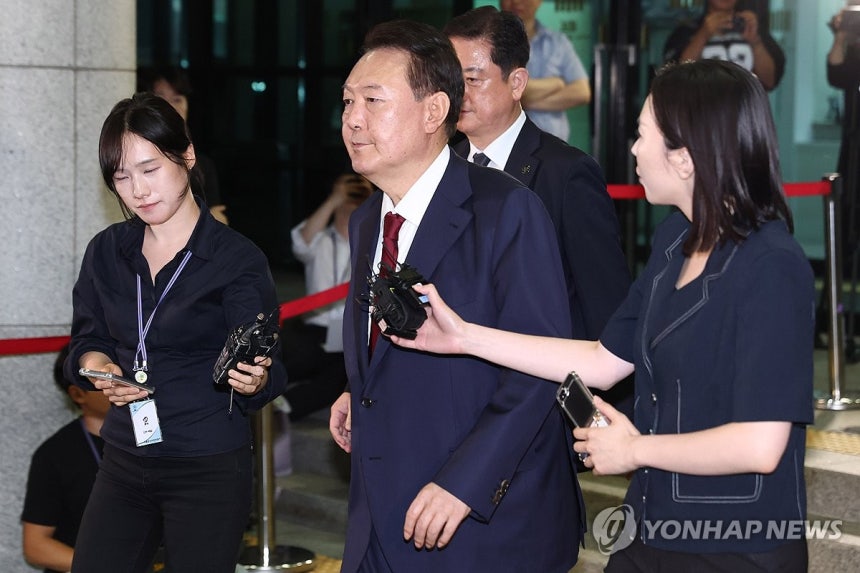 귀가하는 윤석열 전 대통령
(서울=연합뉴스) 윤동진 기자 = 피의자 신분으로 내란 특검 조사를 받은 윤석열 전 대통령이 서초구 서울고검 청사를 나서고 있다. 2025.6.29 [공동취재] mon@yna.co.kr