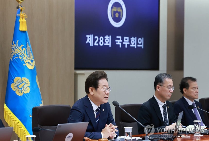 국무회의 발언하는 이재명 대통령
(서울=연합뉴스) 홍해인 기자 = 이재명 대통령이 1일 서울 용산 대통령실 청사에서 열린 국무회의에서 발언하고 있다. 2025.7.1 hihong@yna.co.kr