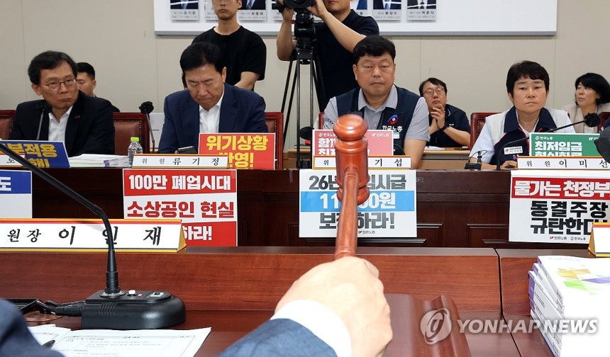 '최저임금은 얼마?'
(세종=연합뉴스) 배재만 기자 = 최저임금위원회 사용자위원인 이명로 중소기업중앙회 인력정책본부장(왼쪽부터), 류기정 한국경영자총협회 전무, 근로자위원인 류기섭 한국노총 사무총장, 이미선 민주노총