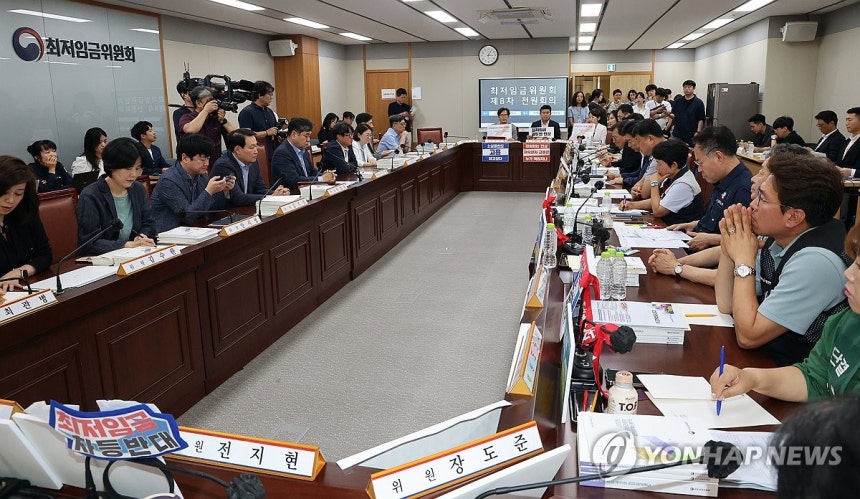 최저임금위 8차 전원회의
(세종=연합뉴스) 배재만 기자 = 1일 정부세종청사 최저임금위원회 회의실에서 최저임금위원회 8차 전원회의가 열리고 있다. 2025.7.1 scoop@yna.co.kr