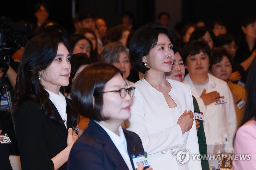 국기에 경례하는 김혜경 여사
(서울=연합뉴스) 신현우 기자 = 이재명 대통령의 배우자 김혜경 여사가 1일 서울 중구 신라호텔 다이너스티홀에서 열린 제4회 여성기업주간 개막식에 참석해 국기에 경례하고 있다. 왼쪽은 이