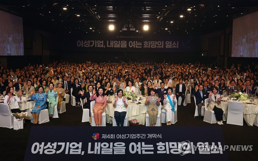 여성기업주간 개막식 기념 촬영하는 김혜경 여사
(서울=연합뉴스) 신현우 기자 = 이재명 대통령의 배우자 김혜경 여사가 1일 서울 중구 신라호텔 다이너스티홀에서 열린 제4회 여성기업주간 개막식에 참석해 기념 촬영하고 