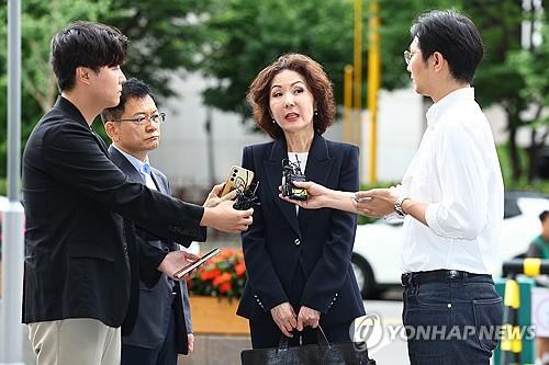 이진숙 교육부 장관 후보자 출근길 질의응답
(서울=연합뉴스) 서대연 기자 = 이진숙 사회부총리 겸 교육부 장관 후보자가 지난 달 30일 오전 서울 여의도 한국교육시설안전원에 마련된 인사청문회 준비 사무실로 출근하며 