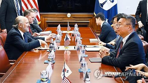 한미 무역 담당 장관급 협의
[연합뉴스 자료사진] 여한구 통상교섭본부장이 6월23일(현지시간) 미국 워싱턴 DC 상무부 회의실에서 제이미슨 그리어 미국 무역대표부 대표, 하워드 러트닉 미국 상무부 장관과 면담을 하고