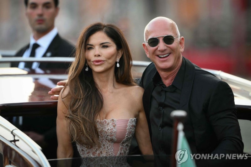 '<b>초호화 결혼식</b>' <b>베이조스</b>, 최근 아마존 주식 1조원어치 매도