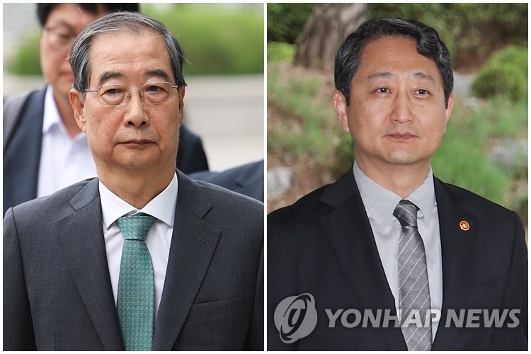 한덕수, 안덕근 내란특검 출석
[촬영 김성민] 한덕수 전 국무총리(왼쪽)와 안덕근 산업통상자원부 장관이 2일 내란특검 조사를 받기 위해 서울 서초구 서울고검 청사로 출석하고 있다. 2025.7.2 ksm7976@yn