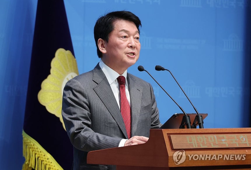 호소문 발표하는 안철수 대선 경선 후보
(서울=연합뉴스) 김주형 기자 = 국민의힘 안철수 대선 경선 후보가 27일 서울 여의도 국회 소통관에서 국민께 드리는 호소문을 발표하고 있다. 2025.4.27 kjhpress