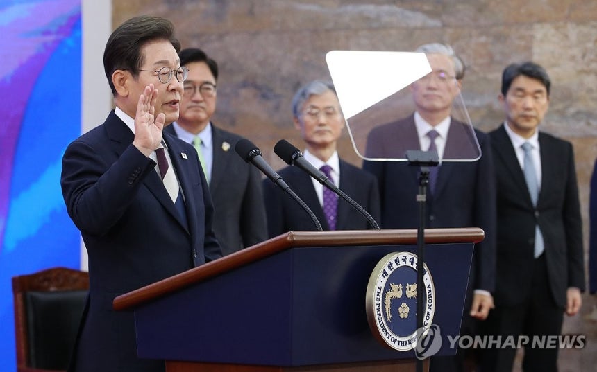 선서하는 이재명 대통령
(서울=연합뉴스) 이재명 대통령이 지난달 4일 서울 여의도 국회에서 열린 제21대 대통령 취임선서식에서 선서하고 있다. 2025.6.4 [국회사진기자단] photo@yna.co.kr