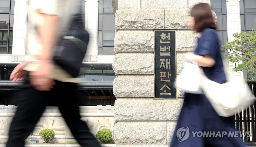 헌재 앞 지나는 시민들
(서울=연합뉴스) 최재구 기자 = 대통령실이 새 헌법재판관 후보자로 오영준(56·사법연수원 23기) 서울고법 부장판사와 이승엽(53·27기) 변호사, 위광하(59·29기) 서울고법 판사를 검토