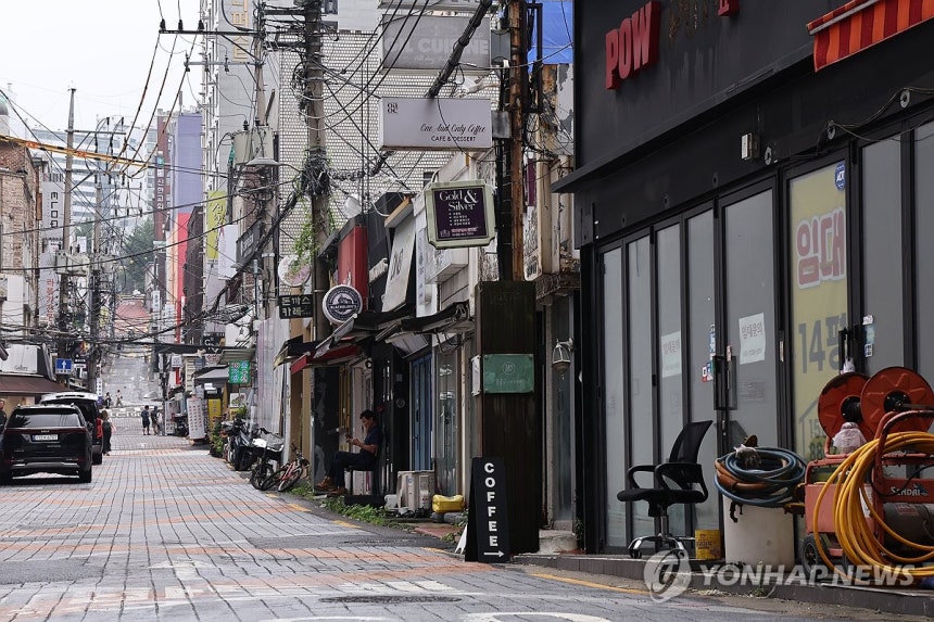 경기 침체에 치솟는 은행 연체율…가계·자영업자 11년만에 최고
서울의 한 골목상권. 