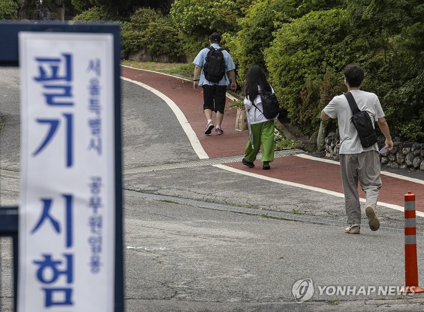 2025년 지방공무원 9급 필기시험 전국 21개 시도 동시 실시
(서울=연합뉴스) 황광모 기자 = 2025년도 지방공무원 9급 공채 필기시험이 열린 22일 오전 수험생들이 서울 종로구 경복고등학교에 마련된 고사장으로
