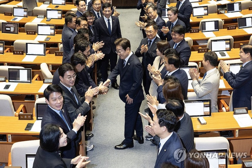 이재명 대통령, 여당 의원들 박수 받으며
(서울=연합뉴스) 한상균 기자 = 이재명 대통령이 26일 국회에서 추가경정예산 시정연설을 위해 본회의장에 입장해 더불어민주당 의원들의 박수를 받으며 인사하고 있다. 2025.