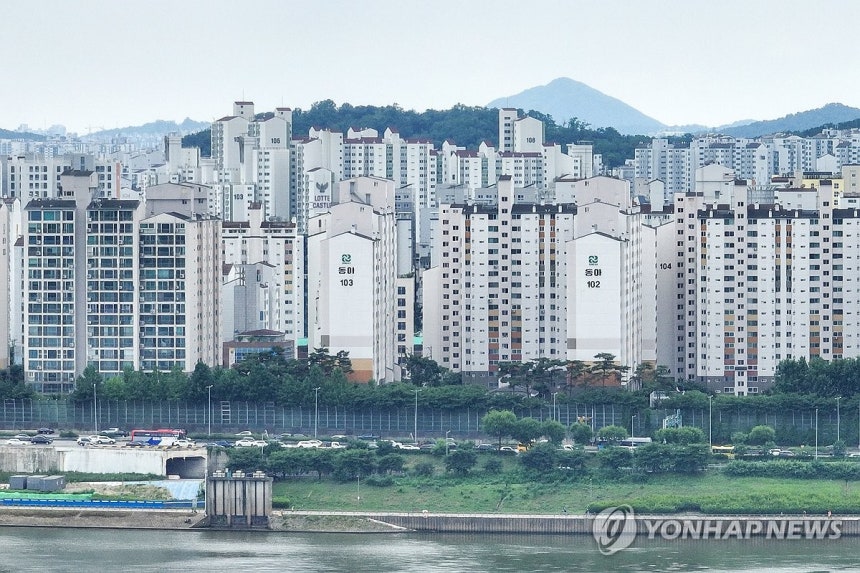 주담대 6억 제한. 아파트 대출 감소 타격 규모는?
(서울=연합뉴스) 서대연 기자 = 정부가 6억원 이상 주택담보대출을 금지하는 초고강도 대출 규제를 시행하며 서울 아파트의 74%, 18개 구의 대출 감소 타격이 있