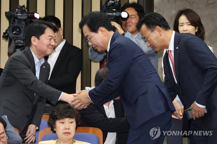 의총 참석하는 송언석 원내대표 (서울=연합뉴스) 김주성 기자 = 국민의힘 송언석 원내대표가 30일 서울 여의도 국회에서 열린 의원총회에 참석하며 안철수 의원 등 의원들과 악수하고 있다. 2025.6.30 utzza@